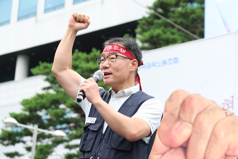 이종철 금속노조 현대자동차지부장이 21일 오후 양재동 현대자동차 본사 앞에서 열린 ‘현대차그룹 정년 연장 쟁취! 부품사 납품단가 후려치기 중단! 원청교섭 쟁취! 금속노조 자동차 업종 공동 파업 대회’에서 발언하고 있다. 사진=서지효 선전홍보부장