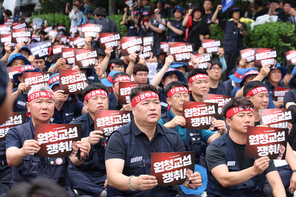 금속노조가 21일 오후 양재동 현대자동차 본사 앞에서 ‘현대차그룹 정년 연장 쟁취! 부품사 납품단가 후려치기 중단! 원청교섭 쟁취! 금속노조 자동차 업종 공동 파업 대회’를 열고 있다. 사진=서지효 선전홍보부장