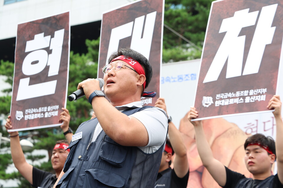 김기호 금속노조 울산지부장이 21일 오후 양재동 현대자동차 본사 앞에서 열린 ‘현대차그룹 정년 연장 쟁취! 부품사 납품단가 후려치기 중단! 원청교섭 쟁취! 금속노조 자동차 업종 공동 파업 대회’에서 발언하고 있다. 사진=서지효 선전홍보부장