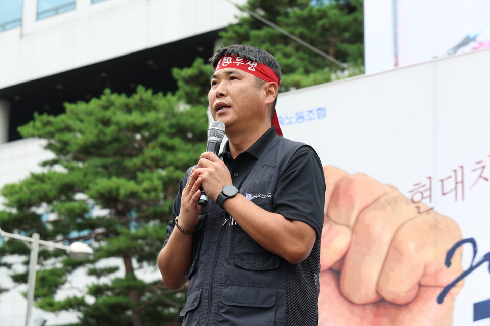 정진홍 금속노조 경주지부장이 21일 오후 양재동 현대자동차 본사 앞에서 열린 ‘현대차그룹 정년 연장 쟁취! 부품사 납품단가 후려치기 중단! 원청교섭 쟁취! 금속노조 자동차 업종 공동 파업 대회’에서 발언하고 있다. 사진=서지효 선전홍보부장